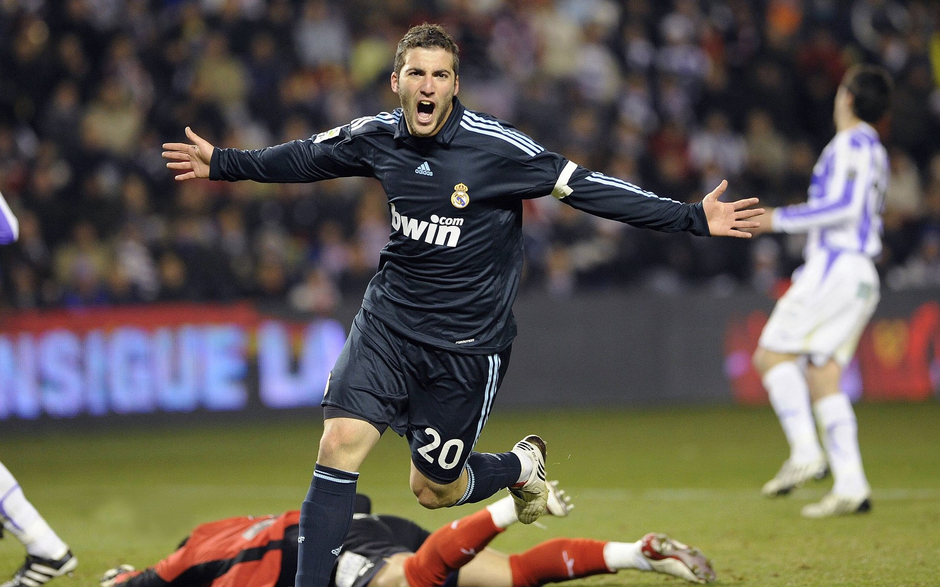 西甲焦点战:皇马客场挑战巴萨,战况激烈,悬念终未揭晓,1314赛季西甲第29轮皇马对巴萨